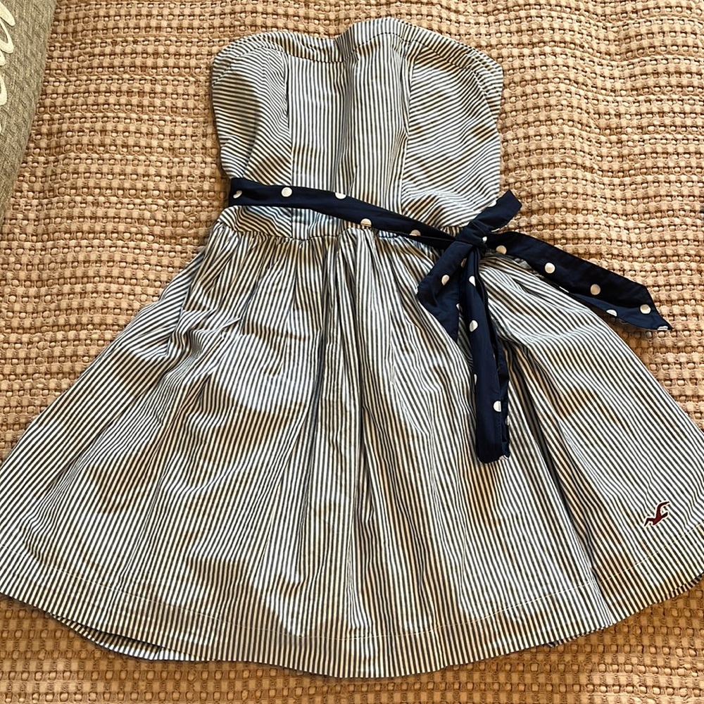 Lightly Worn Hollister strapless striped Dress with polka dot belt size M